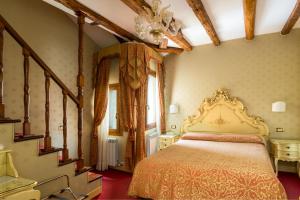 sypialnia z łóżkiem i schodami w obiekcie Locanda Al Leon w Wenecji