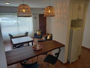 a kitchen and dining room with a table and chairs at Departamento dos dormitorios con cochera Tres Arroyos -3- in Tres Arroyos