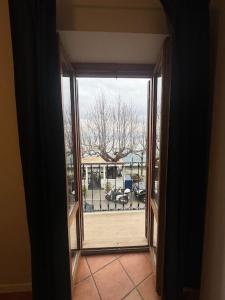 an open glass door with a view of a courtyard at Fronte lago nel centro storico “La Casa del Lago” in Trevignano Romano