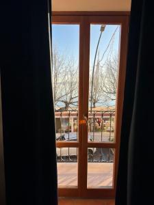 an open window with a view of a building outside at Fronte lago nel centro storico “La Casa del Lago” in Trevignano Romano
