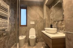 a bathroom with a toilet and a sink at Fronte lago nel centro storico “La Casa del Lago” in Trevignano Romano