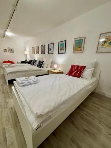 2 camas en una habitación de hotel con en Quartier Wenzelnberg work&stay, en Langenfeld