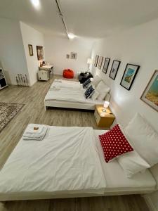 sala de estar con 2 camas y sofá en Quartier Wenzelnberg work&stay, en Langenfeld