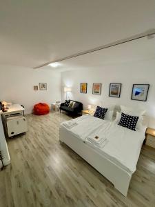 a bedroom with a large white bed in a room at Quartier Wenzelnberg work&stay in Langenfeld