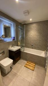 Et badeværelse på London Luxe: Stylish Studio