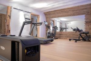 a gym with several treadmills and exercise bikes at Der Postwirt in Kipfenberg