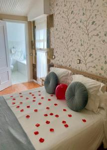 a bedroom with a bed with red roses on it at Hospedaje Javier in Isla