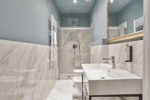 La salle de bains est pourvue d'une douche, d'un lavabo et de toilettes. dans l'établissement Brera Boutique Suites Milano, à Milan