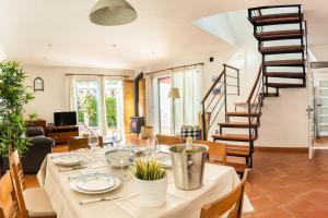 薩卡雷達的住宿－Villa Blanc，一间带桌子和螺旋楼梯的客厅
