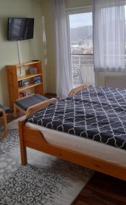 Un pat sau paturi într-o cameră la Panoramablick vom Obergeschoß