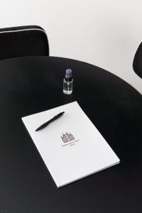 un stylo assis sur un papier sur une table dans l'établissement Brera Boutique Suites Milano, à Milan