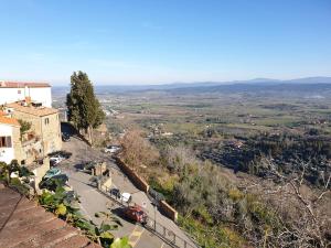 vista su una città dalla cima di una collina di Casa kundra vista mare a Scarlino