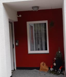 a red wall with a picture on it at Panoramablick vom Obergeschoß in Geislingen an der Steige