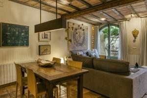 a living room with a table and a couch at Casa vacacional Slow con piscina in Riumors