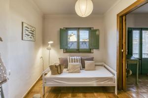 a room with a white couch and a window at Casa vacacional Slow con piscina in Riumors