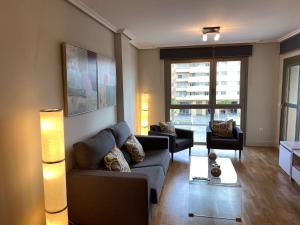 sala de estar con sofá y 2 sofás en Playa Pacífico Apartment en Málaga