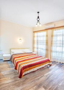 Un dormitorio con una cama con una manta colorida encima. en Apartment #5, en Tiflis