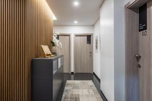 um quarto com um corredor com uma consola e uma porta em Boavista Executive Studios no Porto