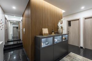 einen Flur mit einem Regal mit Vasen drauf in der Unterkunft Boavista Executive Studios in Porto