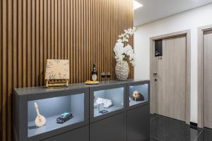 ein Zimmer mit einem Regal mit einer Blumenvase in der Unterkunft Boavista Executive Studios in Porto