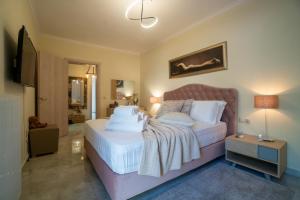 1 dormitorio con 1 cama con sábanas y almohadas blancas en Sweet Luxury House en Alepou