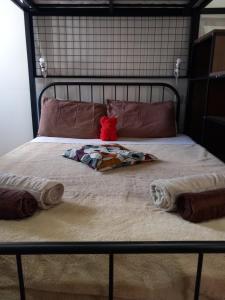 een bed met een rode teddybeer erop bij Jessica Flat GuestHouse , Holiday and Business in Cospicua