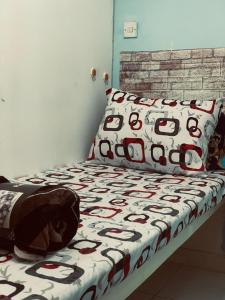 łóżko z kołdrą i poduszkami w obiekcie The sunset haven w Dubaju