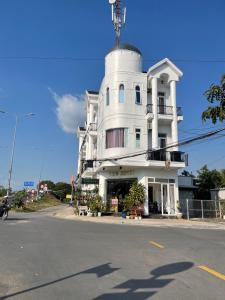 un edificio blanco con una torre encima en VIEW HOTEL-TRÀM CHIM en Tràm Chim