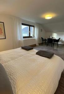 En eller flere senge i et værelse på ST-Apartment Charming 2 Dachgeschoss, 3 Zimmer in Geislingen