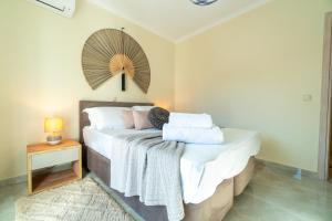 1 dormitorio con 1 cama con toallas en Sweet Luxury House, en Alepou