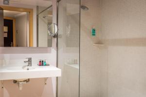 a bathroom with a sink and a shower at Hotel Madanis in Barcelona