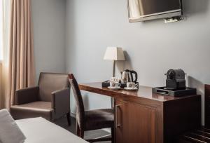 a hotel room with a desk and a chair at Hotel Madanis in Barcelona