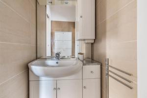 une salle de bain avec un lavabo blanc et un miroir dans l'établissement Milano Certosa 2 PAX Wi-Fi - Sapri, à Milan 3 autres photos