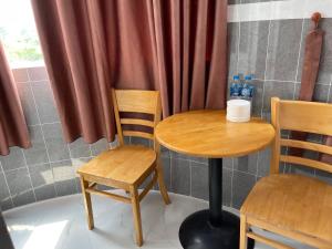 a table and two chairs in a room with a tub at VIEW HOTEL-TRÀM CHIM in Tràm Chim