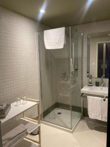 Kúpeľňa v ubytovaní Logis Hôtel Altitude et Spa Pierre-Percée