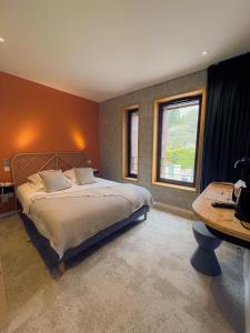 Posteľ alebo postele v izbe v ubytovaní Logis Hôtel Altitude et Spa Pierre-Percée
