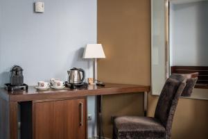 a room with a desk with a lamp and a chair at Hotel Madanis in Barcelona