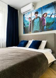 um quarto com uma cama com quatro pinturas na parede em MYFREEDOM Апартаменти вул Євгенія Коновальця15 em Kiev