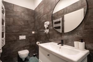 een badkamer met een wastafel en een spiegel bij R38 Boutique Apartments, Best Location by BQA in Boedapest