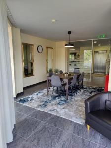 Posezení v ubytování HOTEL SANTHYAGO TROFA + 7 fotografií
