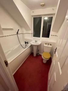 ein weißes Badezimmer mit einem Waschbecken, einem WC und einer Badewanne in der Unterkunft Room 2 - Chassagne Guest House in Church Coppenhall