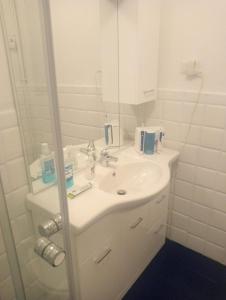 ein weißes Badezimmer mit einem Waschbecken und einem Spiegel in der Unterkunft Firenze in Bnb in Florenz