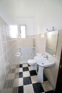 uma casa de banho com um lavatório e um WC em Luberon Large House 4 bedrooms em La Tour-dʼAigues