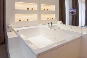 Ένα μπάνιο στο Dilman Luxury Stay +25 φωτογραφίες