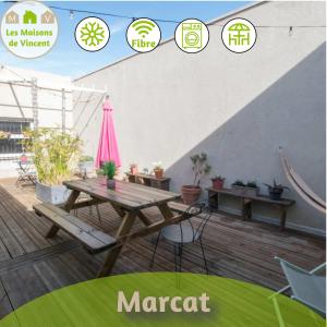 ein Picknicktisch und Stühle auf einer Terrasse mit den Worten marapt in der Unterkunft Marcat - Clim - Patio in Arles