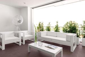 バーリにあるDilman Luxury Stayのリビングルーム(白いソファ2台、テーブル付)