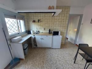 una piccola cucina con lavandino e frigorifero di Casa di Maritz 10a a Palafolls