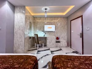 Μια τηλεόραση ή/και κέντρο ψυχαγωγίας στο Parkview Astoria Hotel