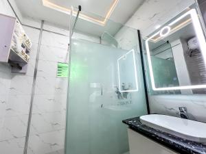 Ένα μπάνιο στο Parkview Astoria Hotel