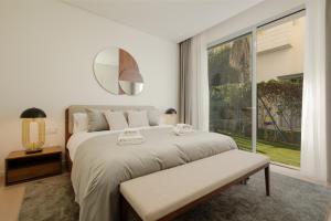 En eller flere senge i et værelse på Luxurious duplex apartment in Marbella Club Hills